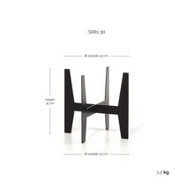 Schwarzer Pflanzenständer Stilts 30 aus Metall, Höhe 31 Zentimeter, Außendurchmesser 33 Zentimeter, Gewicht 1,2 Kilogramm.