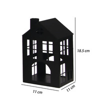 Schwarzes Windlicht in Hausform mit Fensterausschnitten und Schornstein. Maße 11 mal 11 mal 18,5 Zentimeter.