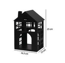Schwarzes dekoratives Lichthaus aus Metall mit Fensterausschnitten, Höhe 25 Zentimeter, Breite 16,5 Zentimeter, Tiefe 15 Zentimeter.