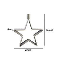 Sternförmiger Metall-Kerzenhalter mit Maßangaben: Höhe 22,5 Zentimeter, Breite 20 Zentimeter, Tiefe 4 Zentimeter.