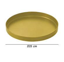 Rundes goldenes Metalltablett mit einem Durchmesser von 35 Zentimetern.
