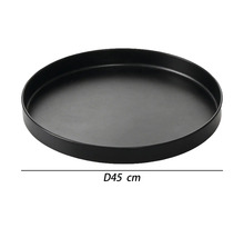 Rundes Tablett aus Metall in Schwarz mit einem Durchmesser von 45 Zentimetern und erhöhtem Rand.