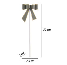 Grauer Blumenstecker mit Schleife und goldenem Rand, Höhe 30 Zentimeter, Breite 7,5 Zentimeter, Tiefe 2 Zentimeter.