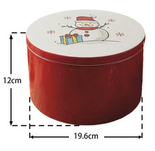 Rote runde Metalldose mit Schneemann Motiv auf weißem Deckel, Höhe 12 Zentimeter, Durchmesser 19,6 Zentimeter.