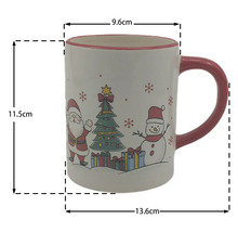 Weihnachtsbecher mit Weihnachtsmann, Weihnachtsbaum und Schneemann. Höhe 11,5 Zentimeter, Durchmesser 9,6 Zentimeter, Breite 13,6 Zentimeter.