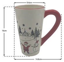 Weiße Weihnachtstasse mit rotem Henkel, Weihnachtsmann und Schneemann. Höhe 16 Zentimeter, Durchmesser 9,4 Zentimeter, Breite 14,8 Zentimeter.