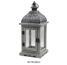 Dekorative Laterne aus grauem Holz und Metall mit Glaseinsätzen, Maße 16 mal 16 mal 38 Zentimeter.