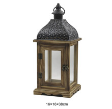 Braune Laterne aus Holz mit dunklem Metalldach und Glaseinsätzen, 16 mal 16 mal 38 Zentimeter.