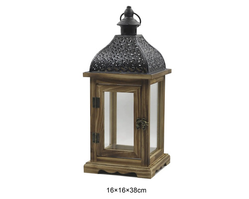 Braune Laterne aus Holz mit dunklem Metalldach und Glaseinsätzen, 16 mal 16 mal 38 Zentimeter.