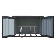 Metall-Fahrradbox mit geöffneten Türen, Innenansicht mit drei Fahrradschienen und Maßangaben 125 Zentimeter, 32 Zentimeter und 35 Zentimeter.