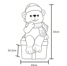 Maßzeichnung Teddybär mit Weihnachtsmütze auf Geschenk, Höhe 43 Zentimeter, Breite 22 Zentimeter, Tiefe 20,2 Zentimeter.