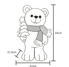Illustration eines Dekobären mit Schal und Tannenbaum, Maße: Höhe 44 Zentimeter, Breite 27 Zentimeter, Tiefe 21,6 Zentimeter.