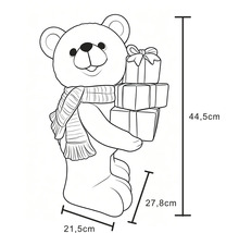 Technische Zeichnung Teddybär-Weihnachtsfigur mit Schal und Geschenken, Maße: Höhe 44,5 Zentimeter, Breite 21,5 Zentimeter, Tiefe 27,8 Zentimeter