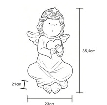 Abmessungen einer Engelsfigur mit Herz und Stern: Höhe 35,5 Zentimeter, Breite 23 Zentimeter, Tiefe 21 Zentimeter.