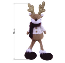 Weihnachtsfigur Rentier mit langen Beinen, Glitzergeweih, Strickpullover und Schal, Höhe 56 Zentimeter.