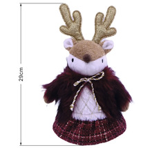 Weihnachtsfigur Rentier mit Glitzergeweih, Kunstpelz-Umhang und gemustertem Rock, Höhe 29 Zentimeter.