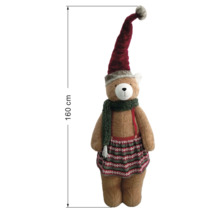 Brauner Plüschbär mit roter Weihnachtsmütze, grünem Schal und gemustertem Rock, Höhe 160 Zentimeter.