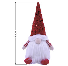 Weihnachtswichtel mit Paillettenmütze, weißem Bart und gestreiften Ärmeln, Höhe 40 Zentimeter.