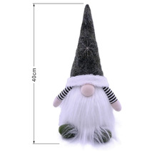 Weihnachts-Wichtel mit grauem Filzhut, weißem Bart und gestreiften Armen, Höhe 40 Zentimeter.