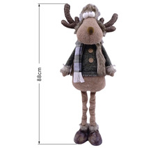 Weihnachts-Elch-Dekofigur mit Mütze, Schal und Jacke, Höhe 88 Zentimeter.