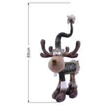 Weihnachtsdekoration Rentier-Figur mit Strickpullover, Schal und hoher Mütze, Höhe 69 Zentimeter.