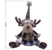 Dekorative Rentierfigur aus Plüsch und Kunstfell, mit spitzem Hut, Schal und kariertem Rock, Höhe 45 Zentimeter.