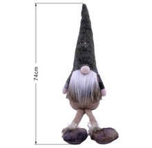 Deko-Wichtel sitzend mit langer spitzer Mütze und weißem Bart, Höhe 74 Zentimeter.