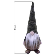 Weihnachtswichtel mit spitzer Mütze und weißem Bart, Höhe 44 Zentimeter.