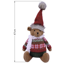Weihnachtlicher Plüschbär mit Strickmütze, Schal und Pullover, Höhe 47 Zentimeter.