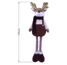 Weihnachts-Rentierfigur, 105 Zentimeter hoch, mit Glitzergeweih, Schal, gemustertem Kleid, gestreiften Beinen und Plüschstiefeln.