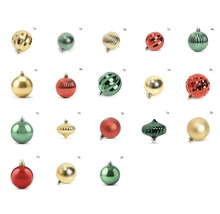 Weihnachtskugelsatz mit verschiedenen Ornamenten in Rot, Gold und Grün mit matten, glänzenden und gerippten Oberflächen.