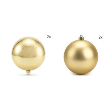 Set mit vier Weihnachtskugeln, zwei glänzend und zwei matt goldfarben.