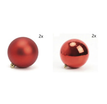 Zwei matte und zwei glänzende Weihnachtskugeln.