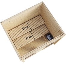 Innenansicht einer Holzsauna von oben mit zwei Sitzbänken, die jeweils eine Tiefe von 57 Zentimetern aufweisen.