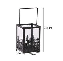 Windlicht Laterne aus Metall und Glas mit Tannenbaum-Motiv, Maße 16 mal 16 mal 36,5 Zentimeter.