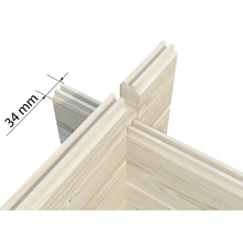 Detailansicht einer Eckverbindung aus Holzbohlen mit einer Wandstärke von 34 Millimetern.