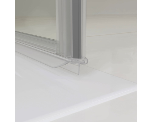 Detailansicht einer Duschkabine mit transparenten Dichtungen