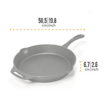 Gusseisenpfanne mit den Maßen 50,5 Zentimeter Länge und 6,7 Zentimeter Höhe