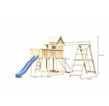 Spielturm aus Holz mit Rutsche, Schaukeln und Klettergerüst sowie Maßangaben.
