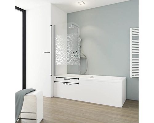 Badezimmer mit Badewanne, Duschabtrennung und Brausegarnitur