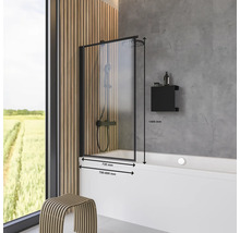 Badezimmer mit Badewanne, Duschwand aus Glas, Duschkopf und Wandregal