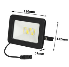 LED Strahler mit den Maßen 130 mm mal 132 mm mal 57 mm.