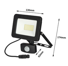 LED Strahler mit Bewegungsmelder und den Maßen 130 mm mal 174 mm mal 62 mm.