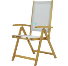 Holzfarbener Klappstuhl mit Armlehnen und Textilsitz